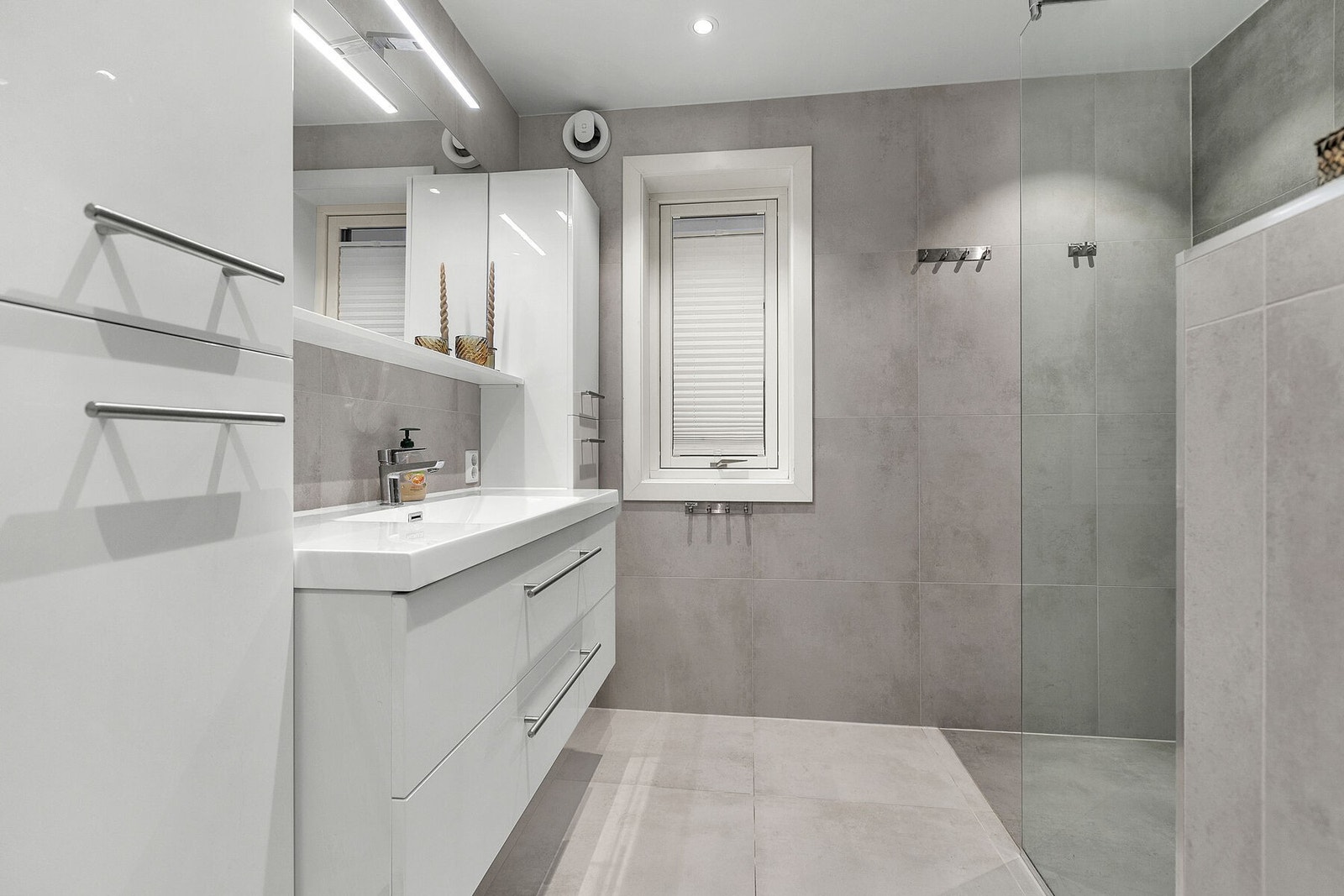 Pent og tidløst bad som ble pusset opp og oppgradert i 2022. Galleribilde