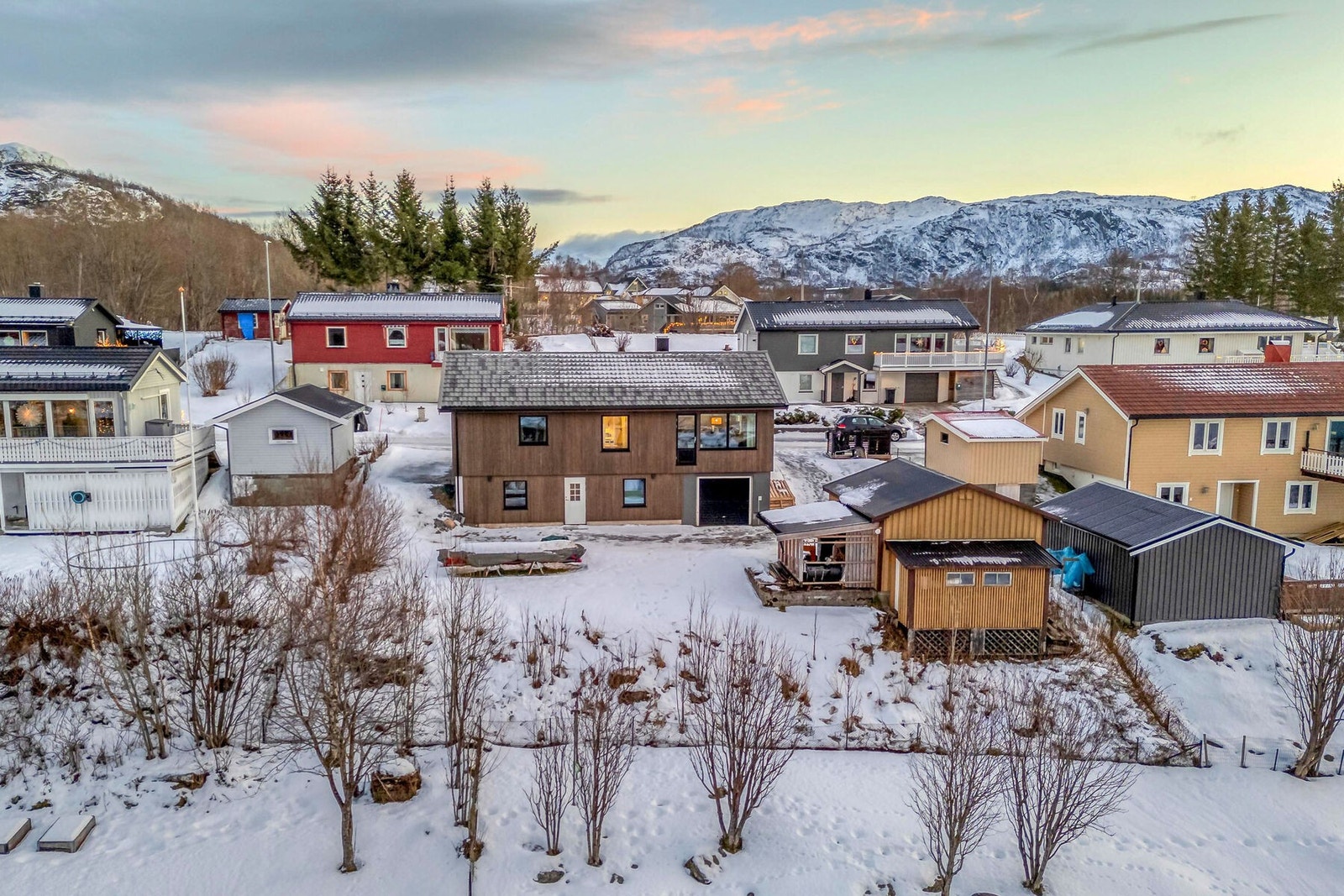 Eiendommen har integrert garasje, frittstående garasje og rikelig med lagringsplass Galleribilde