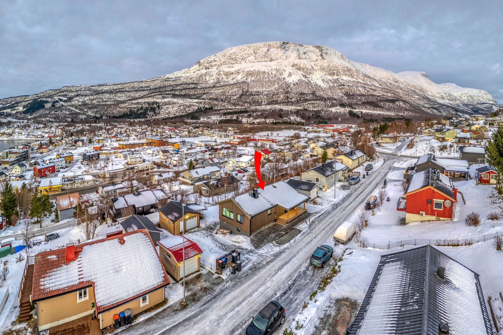 Eiendommen har en attraktiv beliggenhet med gangavstand til Bjerkvik sentrum, barneskole, barneskole og barnehage Galleribilde