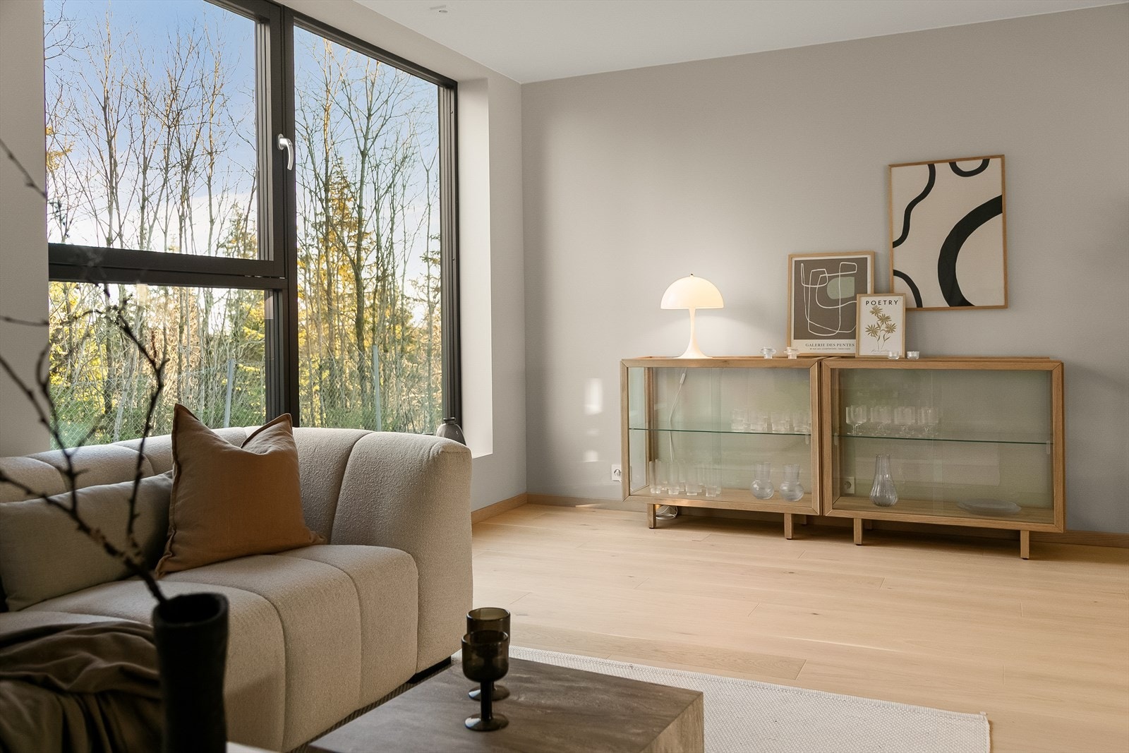 Rekkehuset har en luftig planløsning med store vinduer som gir grønt utsyn rett mot skogen. Galleribilde