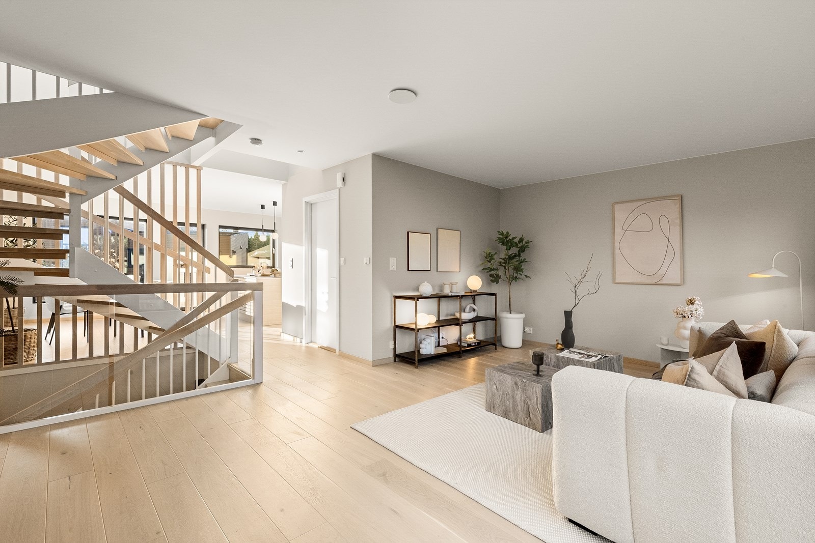 Stuen og kjøkkenet ligger åpent på hver sin side av trapperommet, med god kontakt mellom sonene. Galleribilde