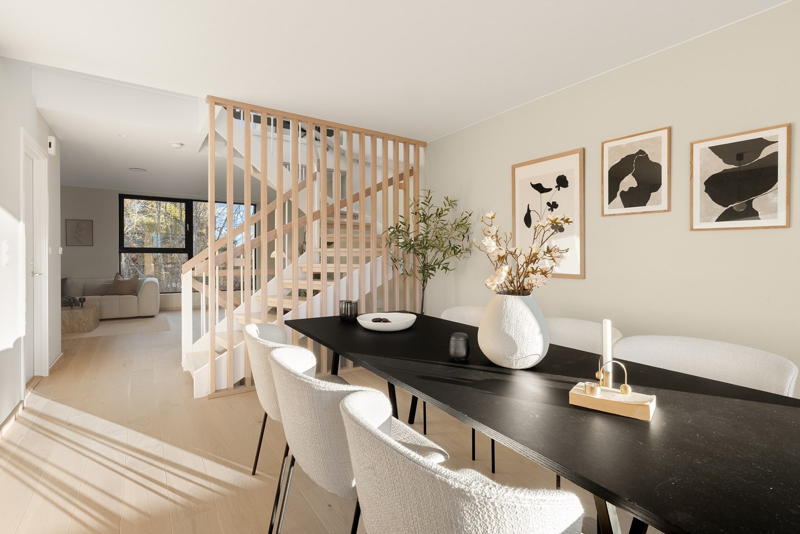 Stuen og kjøkkenet ligger åpent på hver sin side av trapperommet, med god kontakt mellom sonene. Galleribilde