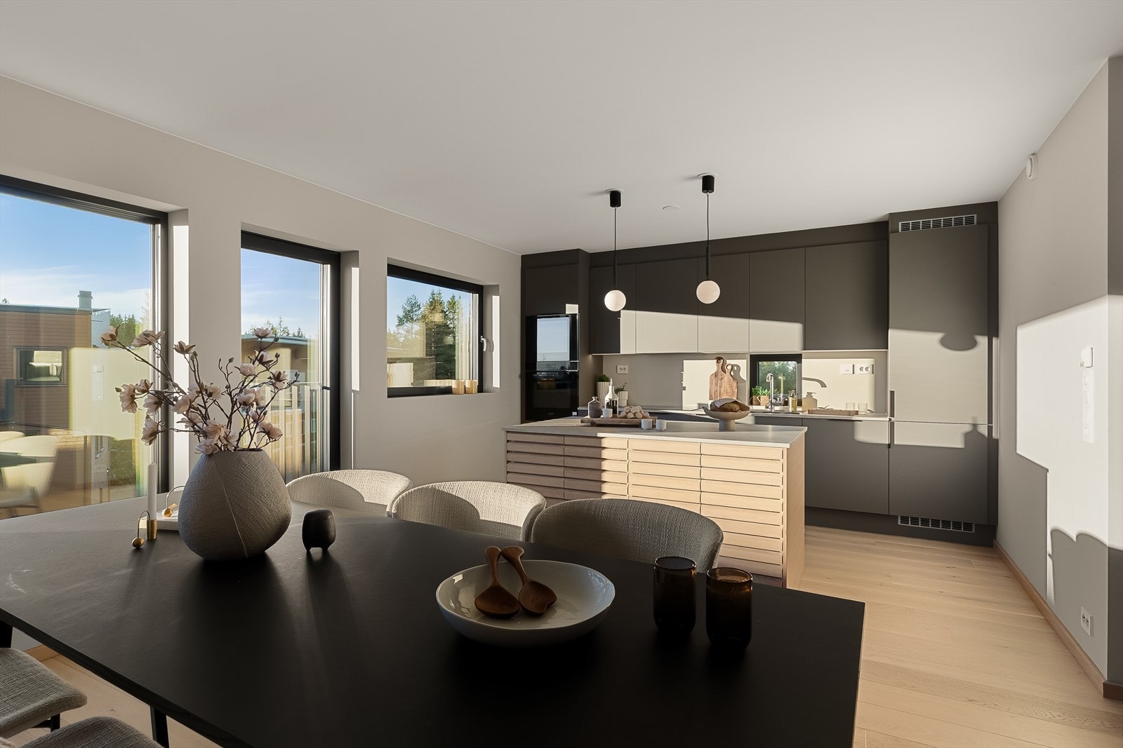 Kjøkkenet har en lekker innredning fra HTH, med stor øy og integrerte hvitevarer. Planløsningen legger godt til rette for et sosialt liv med venner og familie. Kjøkkenet har bra med skapplass og god arbeidsflyt. Galleribilde