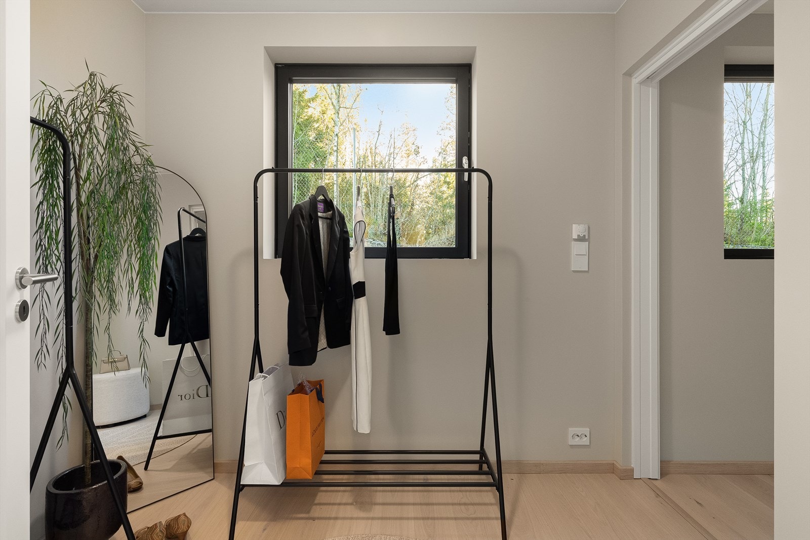 Omkledningsrommet har god plass til ønsket garderobeløsning. Et vindu gjør det ekstra lyst og trivelig. Galleribilde