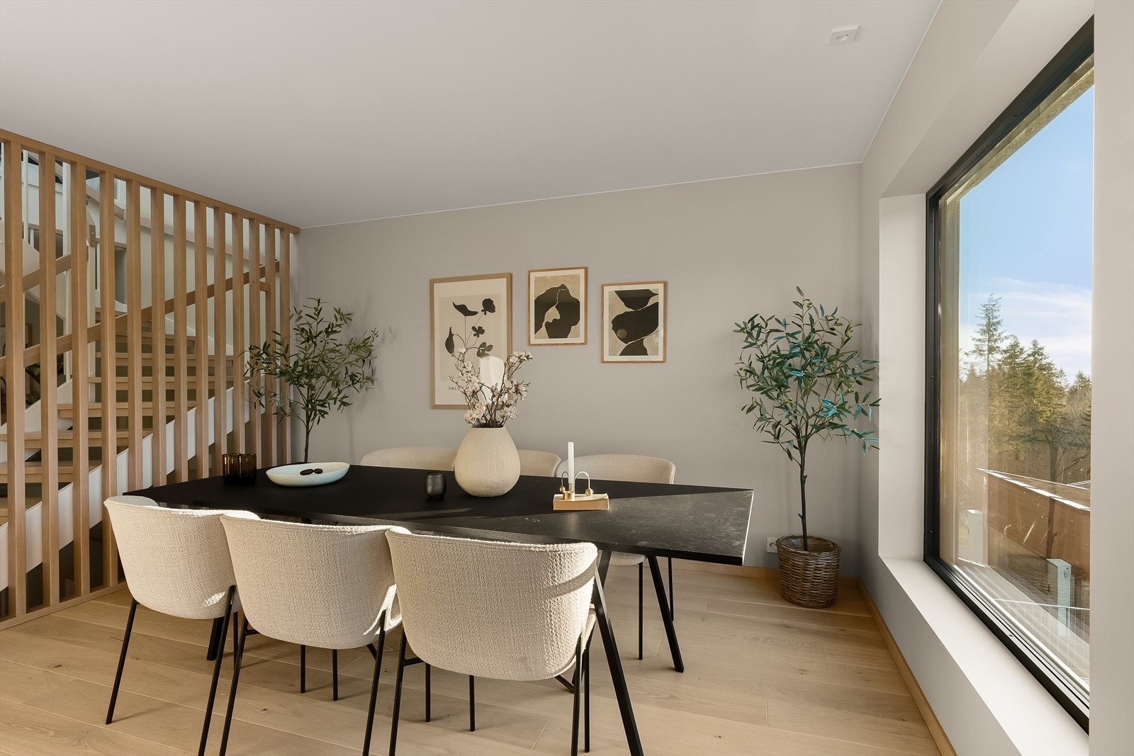 Kjøkkenet har en stor spisesone. Galleribilde