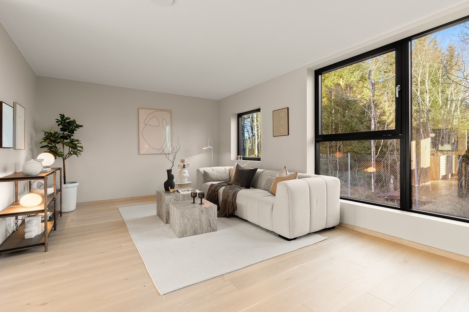 Stuen ligger luftig plassert i andre etasje. Sonene ligger åpent med kun trapperom og en praktisk bod mellom, noe som gir gjennomlys fra store vindusflater i begge ender, samt overlys fra takvinduer i trapperommet. Galleribilde