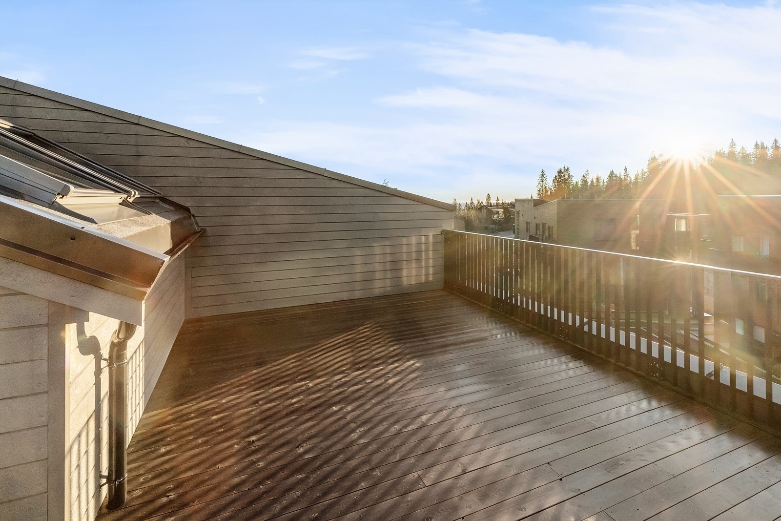 Utforming av terrassen gjør den enkel å møblere med flere sittegrupper. Galleribilde