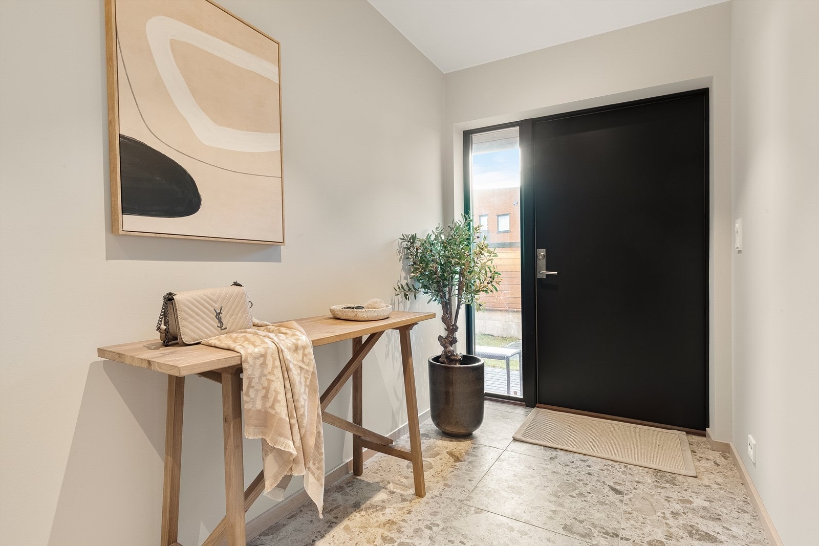 Entreen er lys og innbydende med steinmønstrede storformatfliser på gulvet i ytterste del. Galleribilde