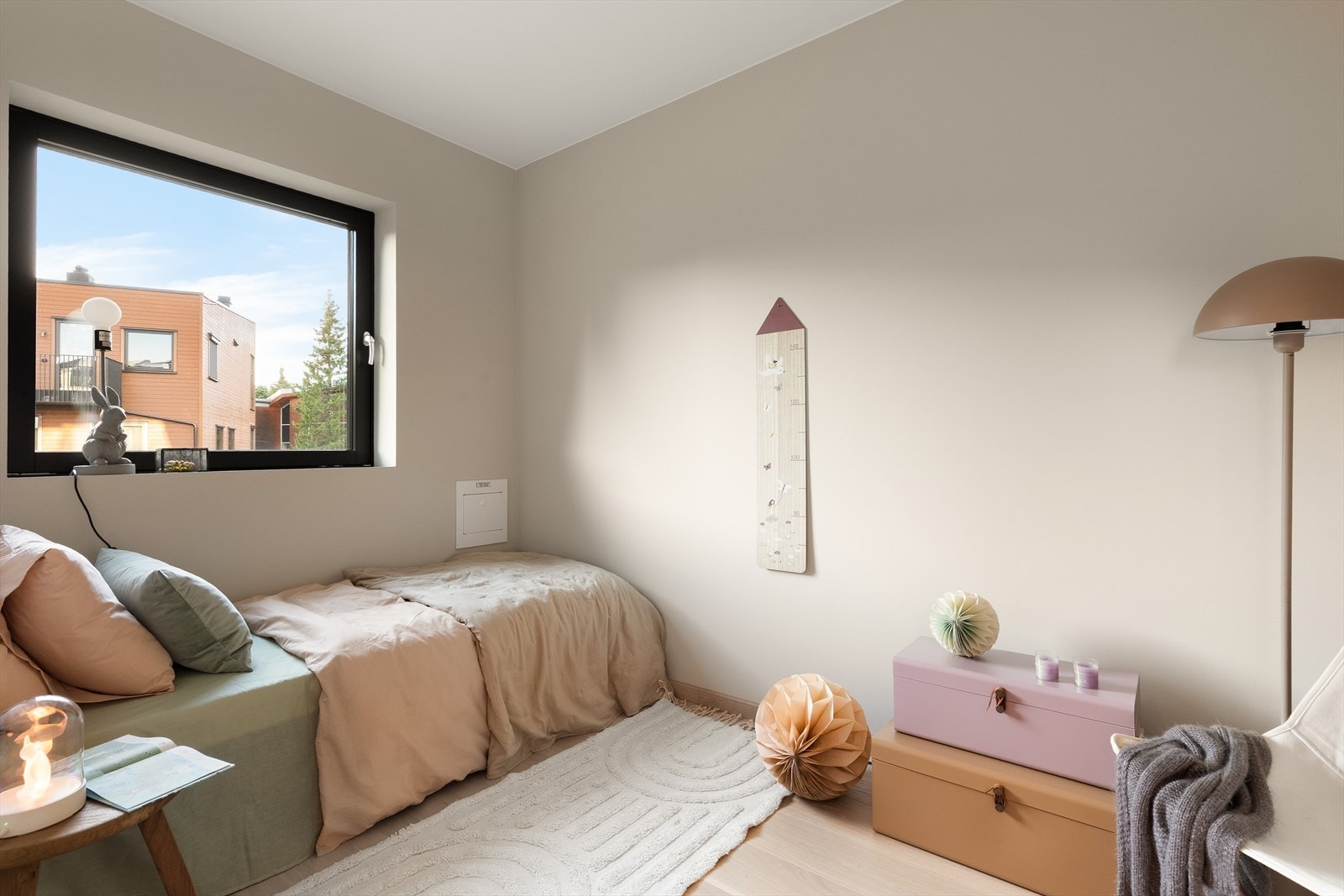 De to barnerommene har begge enstavs parkettgulv, lyse vegger og listefritt tak. Det er god plass til senger og garderobeløsninger på hvert rom. Galleribilde