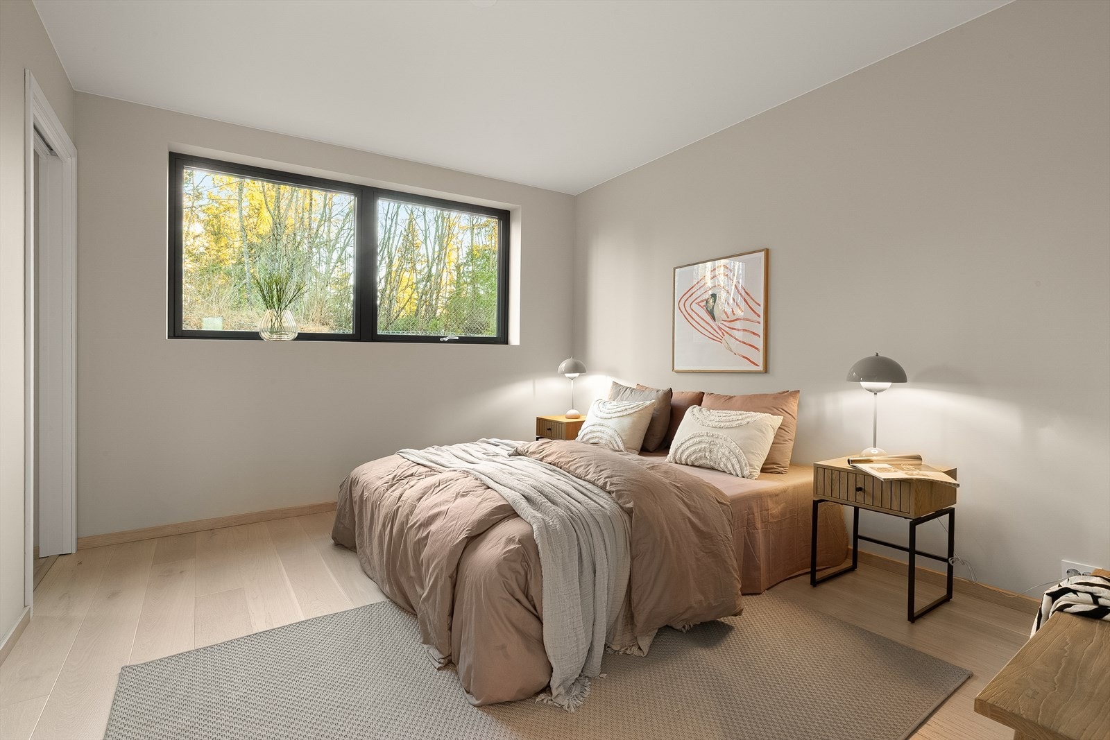 Rekkehuset har tre gode soverom, alle i første etasje, hvor det også er to delikate bad. Galleribilde