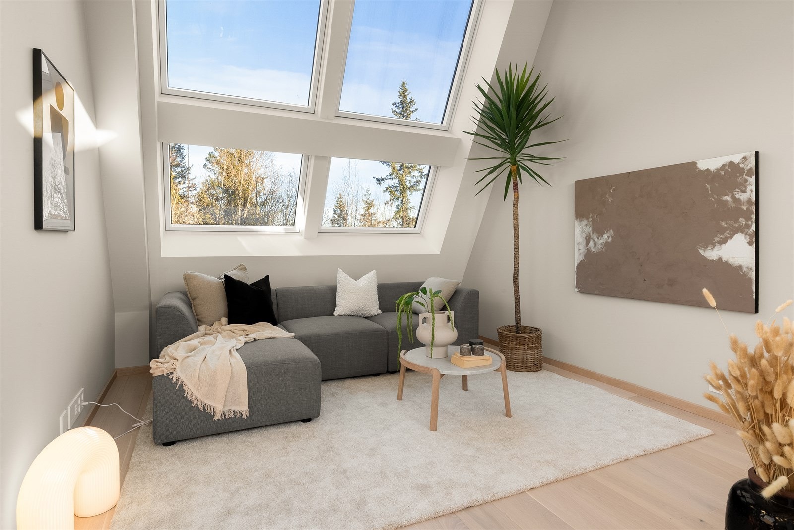 Loftstuen har mønet himling med god takhøyde, store takvinduer og grønt utsyn. Galleribilde