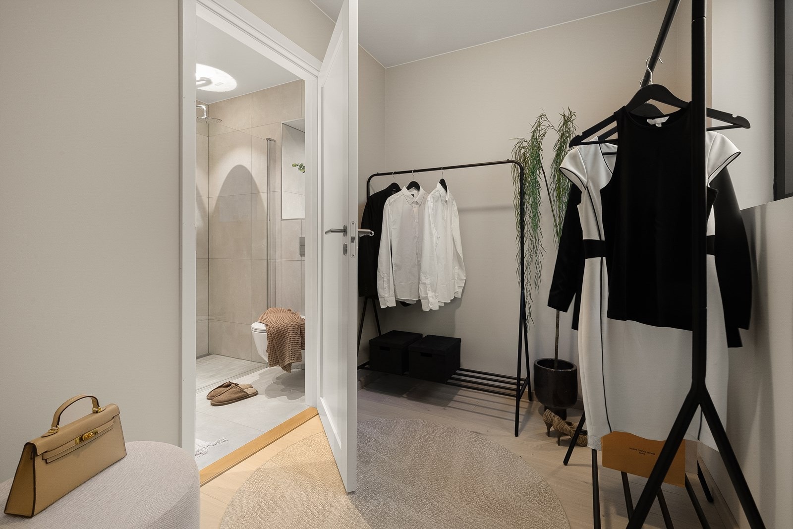 Hovedsoverommet ligger i suite med omkledningsrom og eget bad. Galleribilde