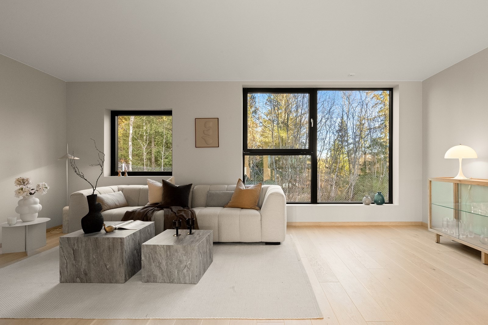 Alle rommene er malt i den samme lyse, lette beigefargen på veggene og har sort omramming rundt vinduene. Galleribilde