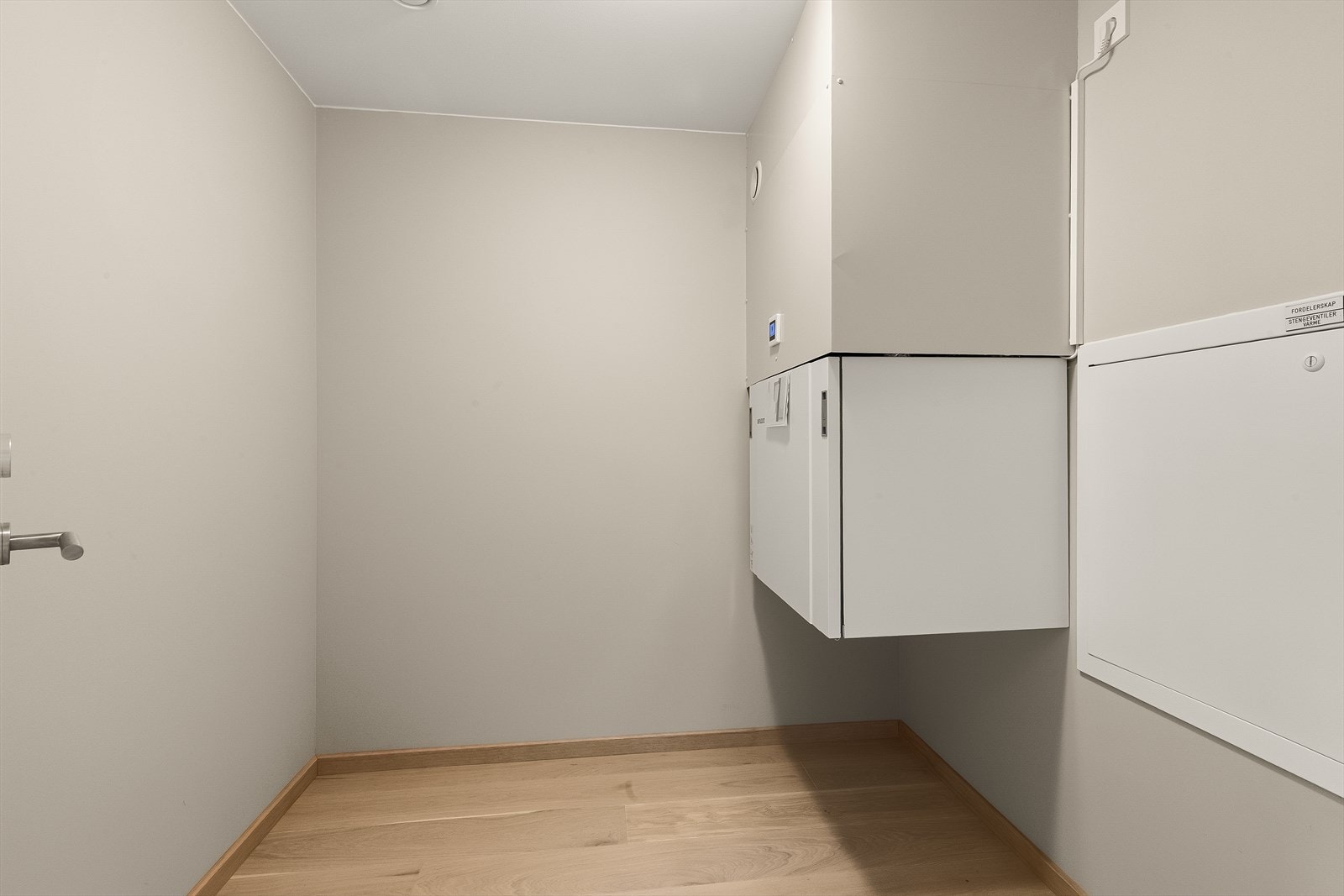 Rekkehuset har balansert ventilasjon for godt inneklima. Boden/teknisk rom i andre etasje ligger mellom stue- og kjøkkensone, og har mange gode bruksmuligheter. Galleribilde