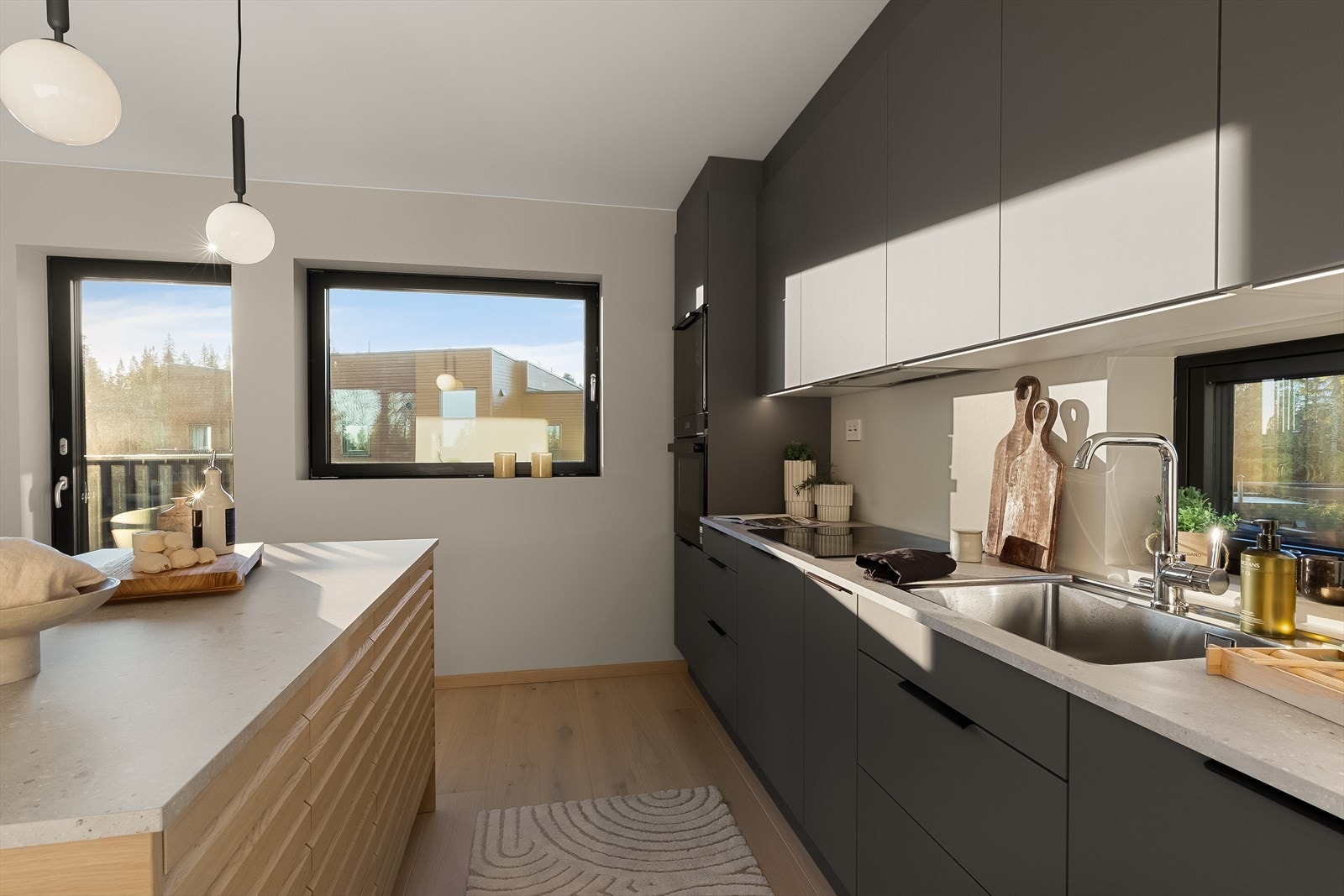 Kjøkkenet bades i dagslys fra store vinduer og fransk balkong mot vest. Galleribilde