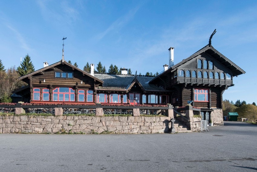 Kort gangavstand til flotte Holmenkollen restaurant som ble bygget i 1892. Flotte lokaler og nydelig utsikt skaper en spesiell ramme rundt måltidet, enten det er snakk om en forretningslunsj, et selskap i festlokalene, eller en kaffekopp og noe å bite i. Galleribilde