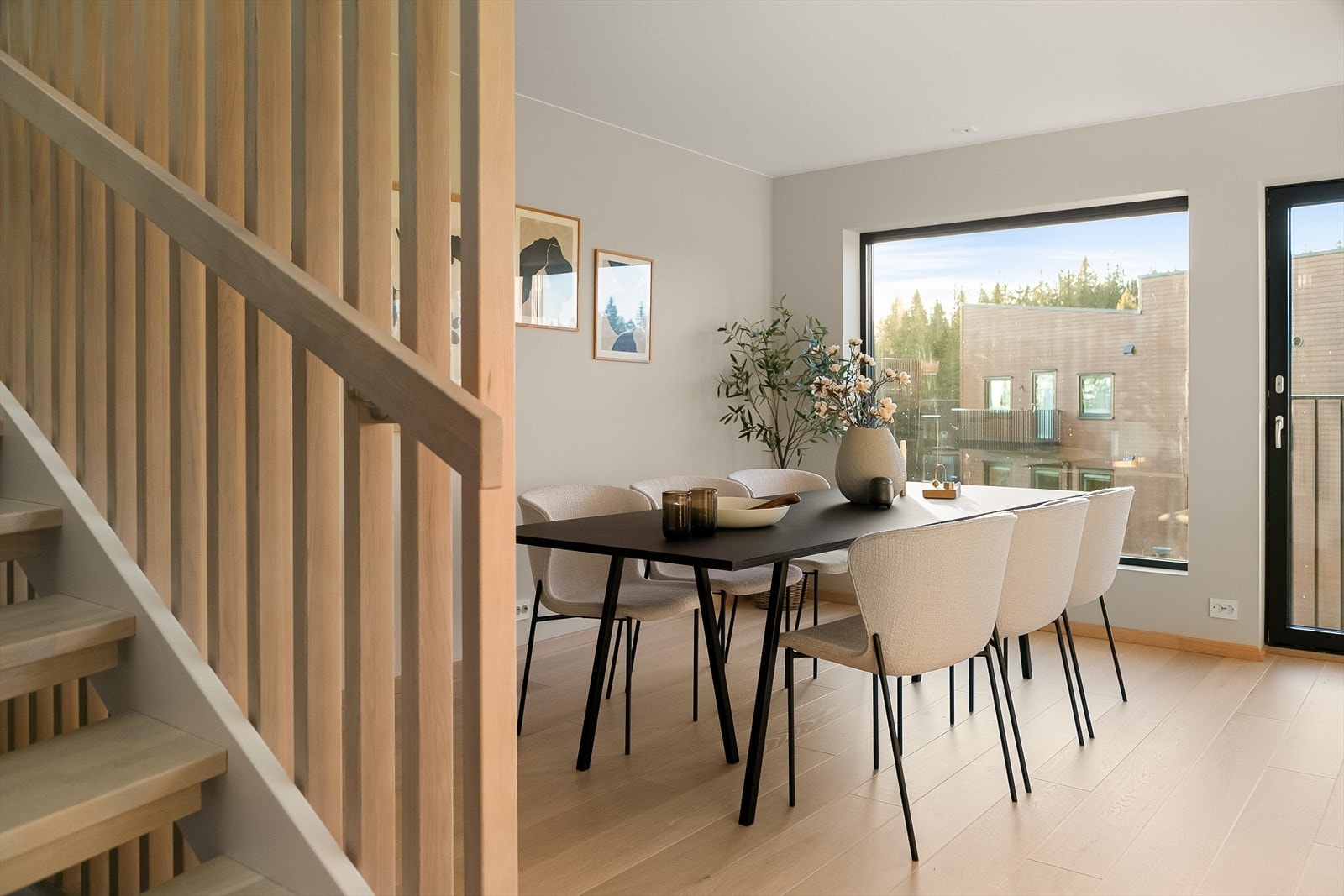 Kjøkkenet har en stor spisesone. Galleribilde