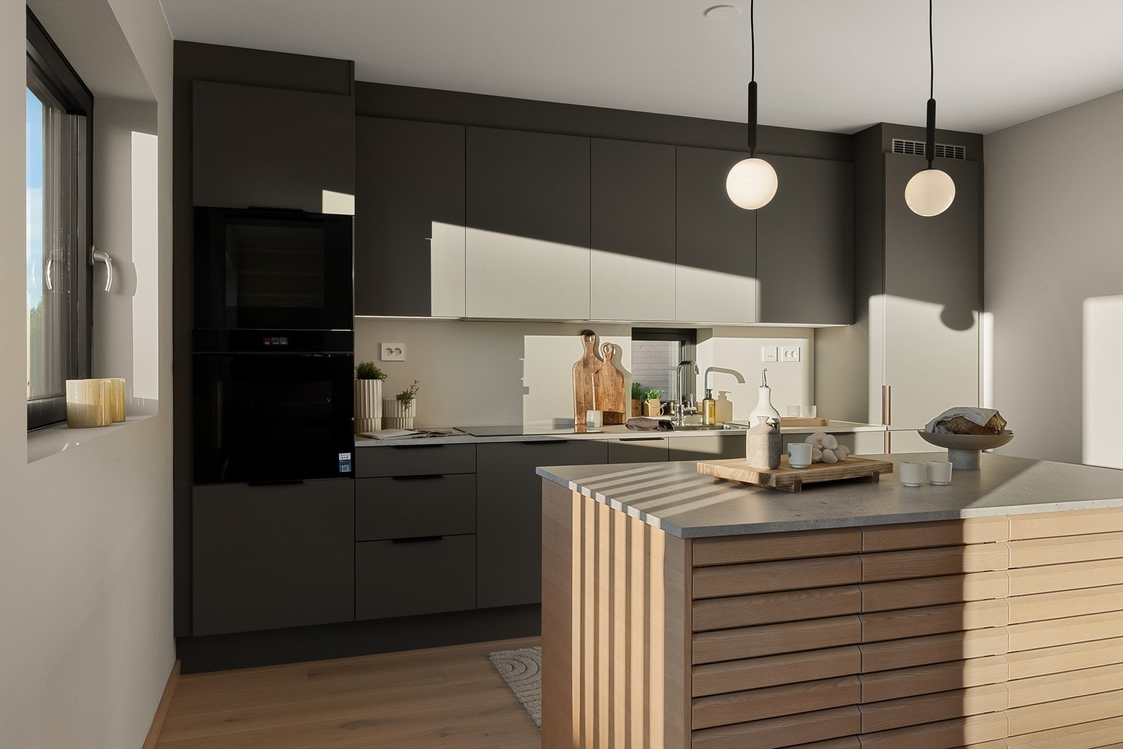 Kjøkkenet bades i dagslys fra store vinduer og fransk balkong mot vest. Galleribilde