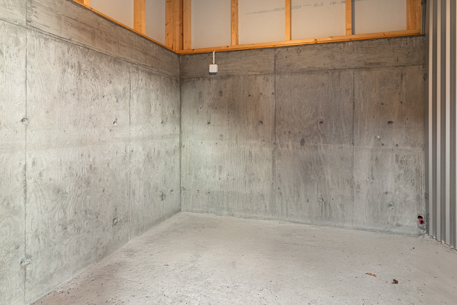 Praktisk, utvendig sportsbod på ca 5 kvm ved inngangen. Galleribilde