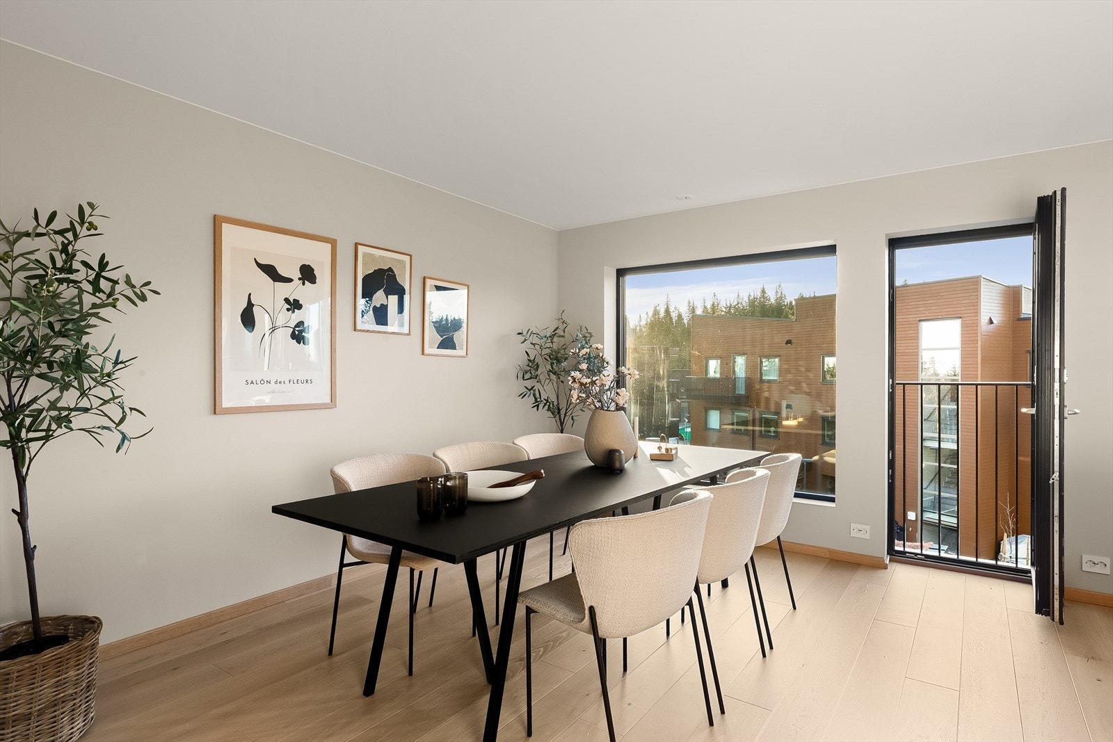 Kjøkkenet har en stor spisesone. Galleribilde