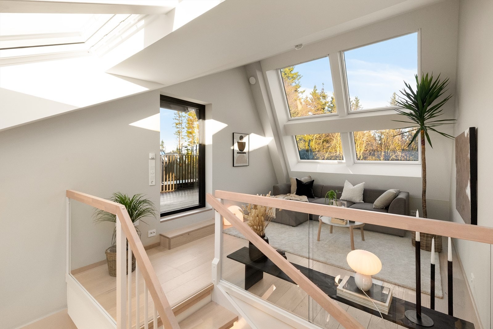 Nydelig loftstue med direkte utgang til takterrasse. Galleribilde