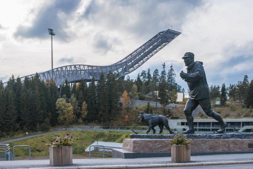 Nasjonalanlegget i Holmenkollen. I Oslos skoger finner du mer enn 2.600 kilometer med preparerte langrennsløyper. 90 kkm er opplyste løyper for den spesielle atmosfæren som du kan få på kveldsturer. Galleribilde