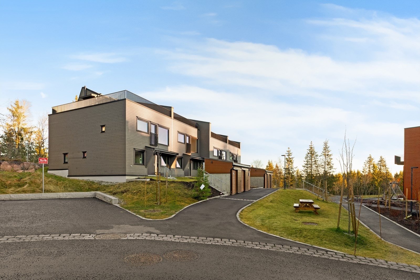 Flere opparbeidede lekeplasser rundt i sameiet, samt marka og skogen med flotte rekreasjonsmuligheter sommer som vinter Galleribilde