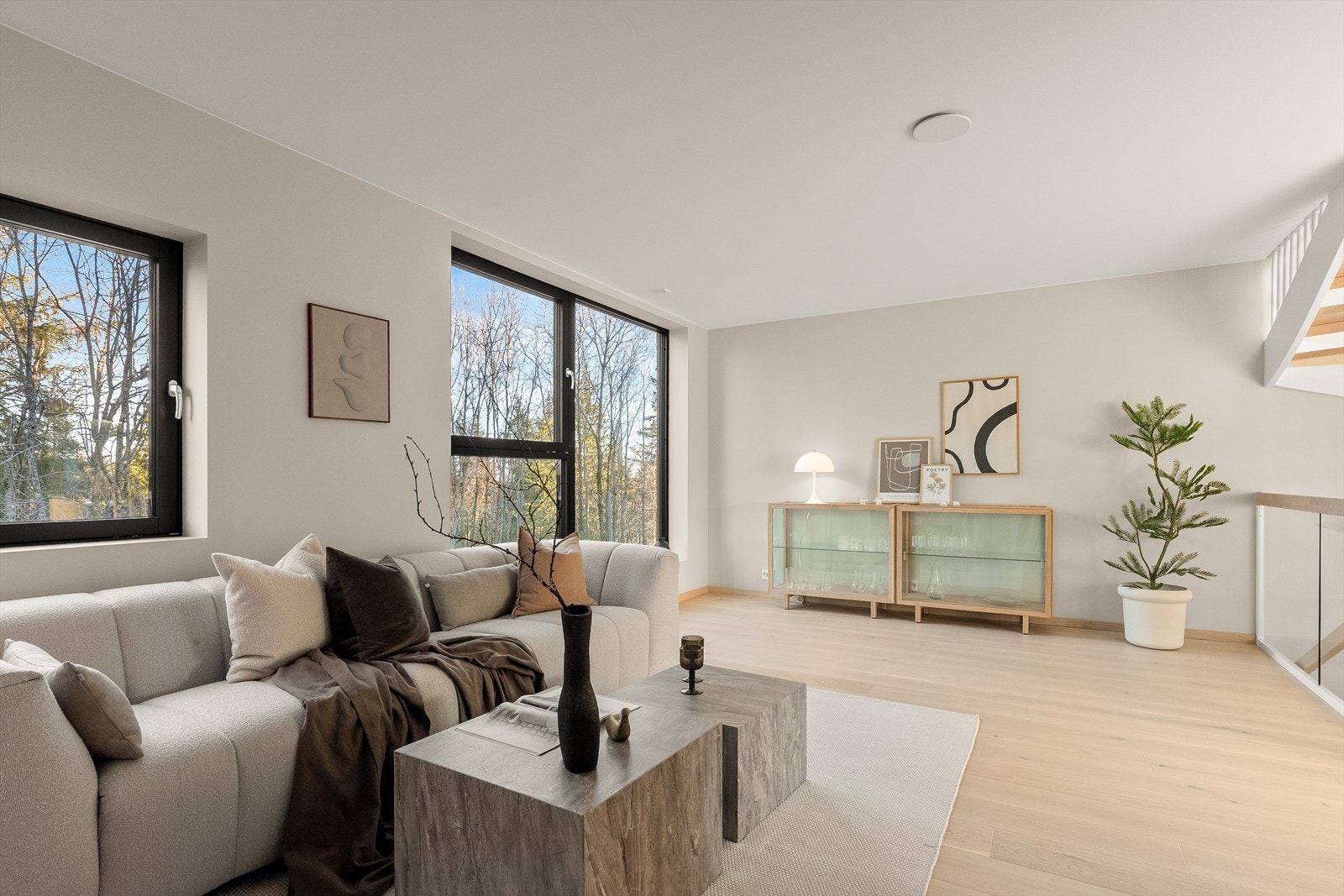 Hele rommet har vannbåren gulvvarme, enstavs parkettgulv i hvitpigmentert eik fra Barlinek, type cappuccino grande family, kombinert med glatte lyse veggflater og listefrie løsninger. Galleribilde