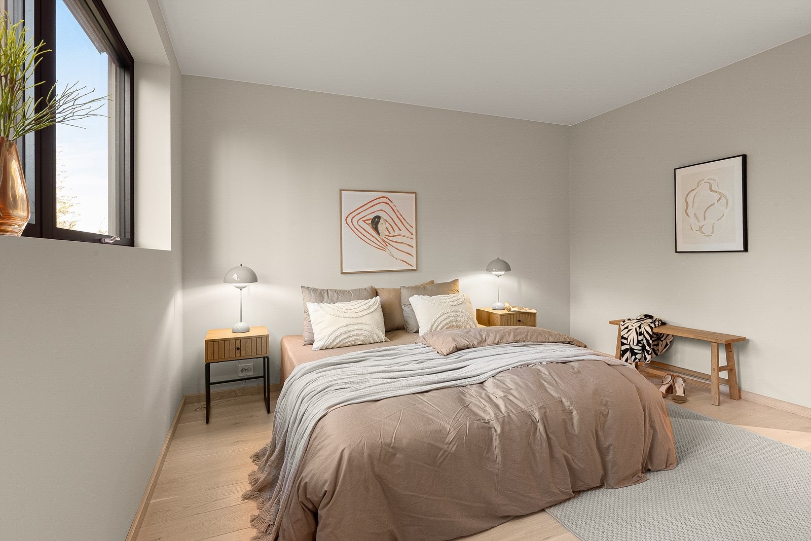 Hovedsoverommet ligger i suite med omkledningsrom og eget bad, en ekstra hverdagsluksus. Galleribilde