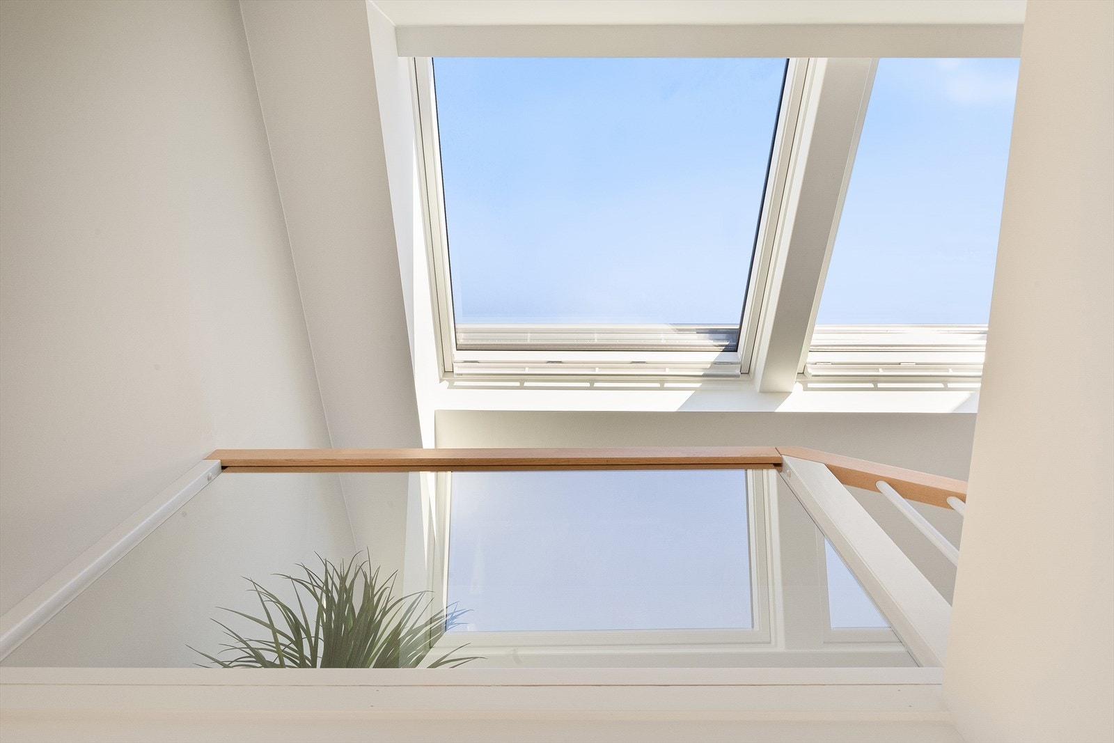 Trapperommet får overlys fra store takvinduer i loftstuen. Loftstuen er et deilig og luftig rom, en ekstra luksus i hverdagen. Galleribilde