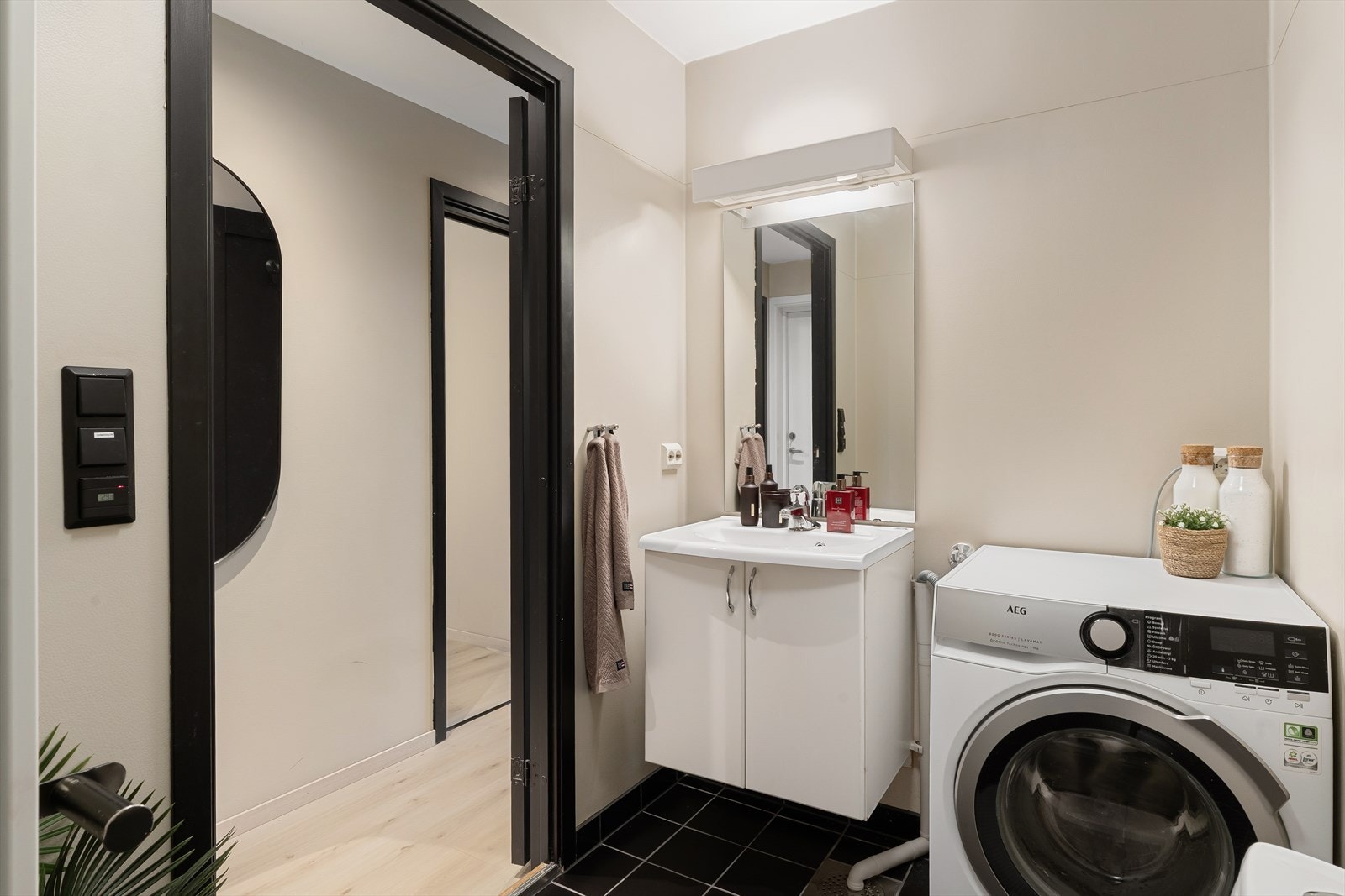 Badet er innredet med servant, toalett og en praktisk dusjnisje. Galleribilde