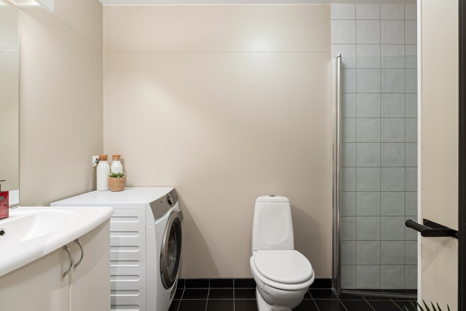 Våtromstapet på øvrige vegger. Det er gulvvarme som gir ekstra komfort. Opplegg for vaskemaskin. Galleribilde