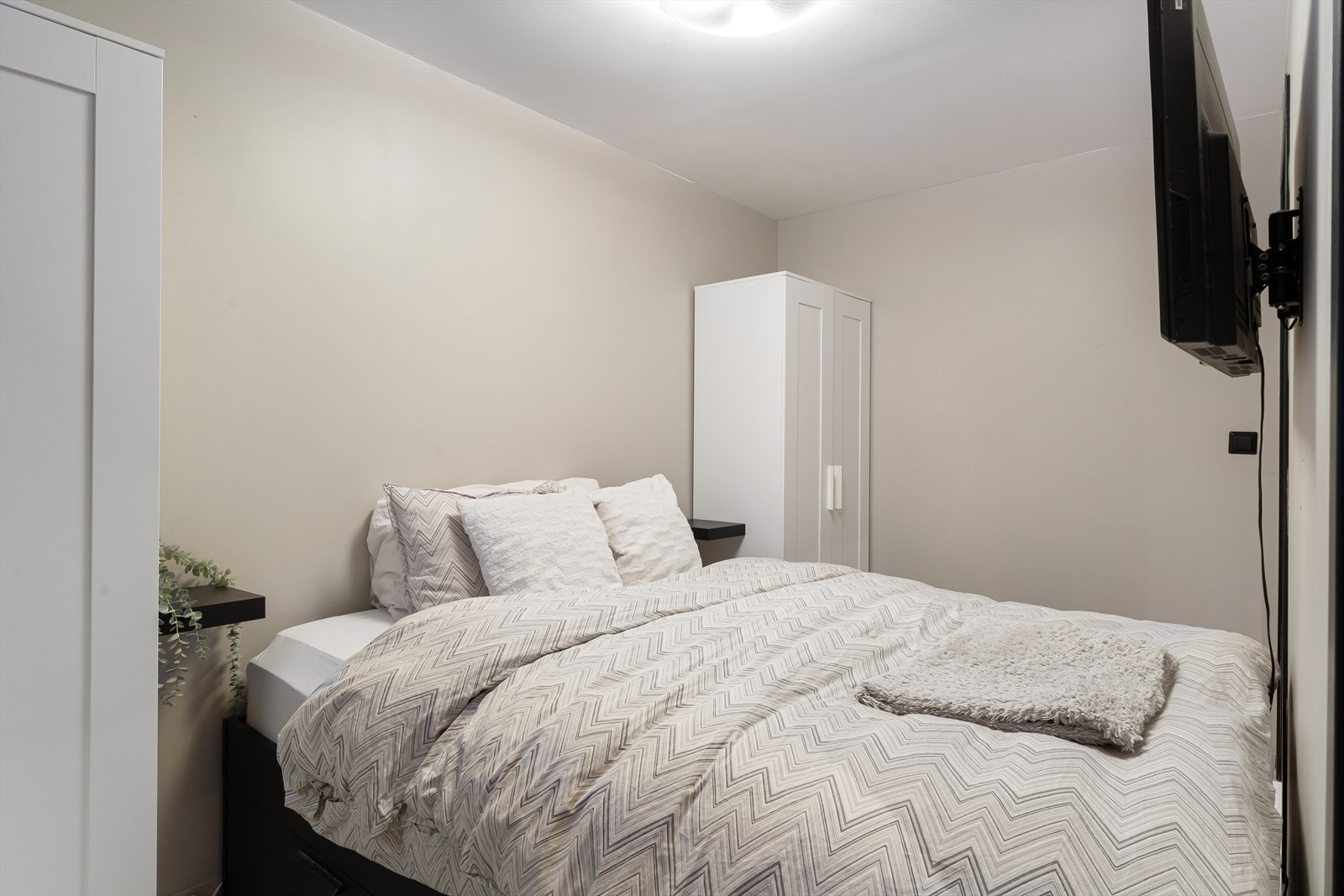 Soverommet er utstyrt med funksjonelle garderobeskap og har adkomst gjennom to skyvedører, som frigjør plass og gir en fleksibel løsning. Galleribilde