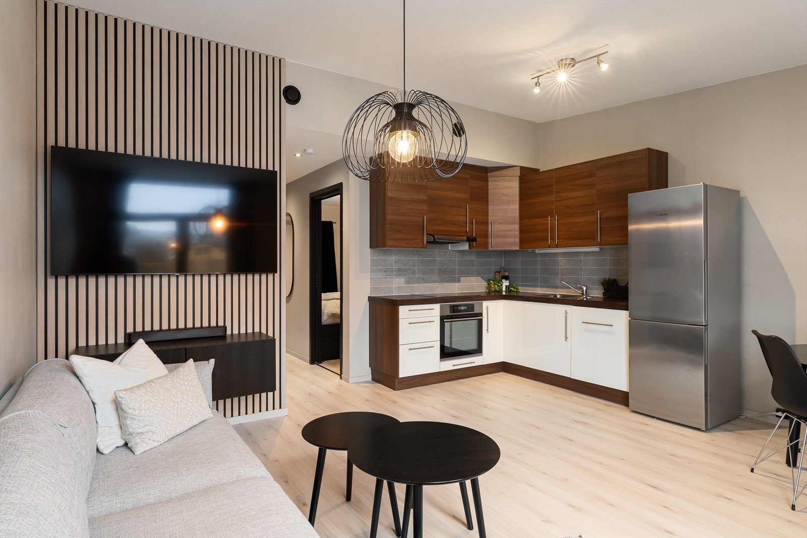 Kjøkken med valnøttstruktur kombinert med hvite fronter og laminat benkeplate. Galleribilde