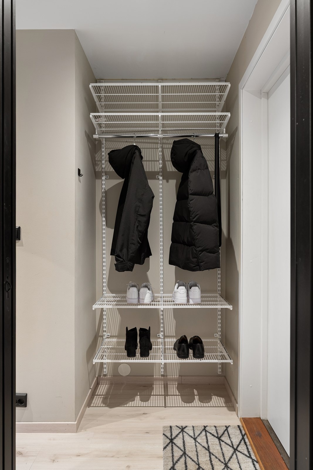 Garderobenisje ved entre. Galleribilde