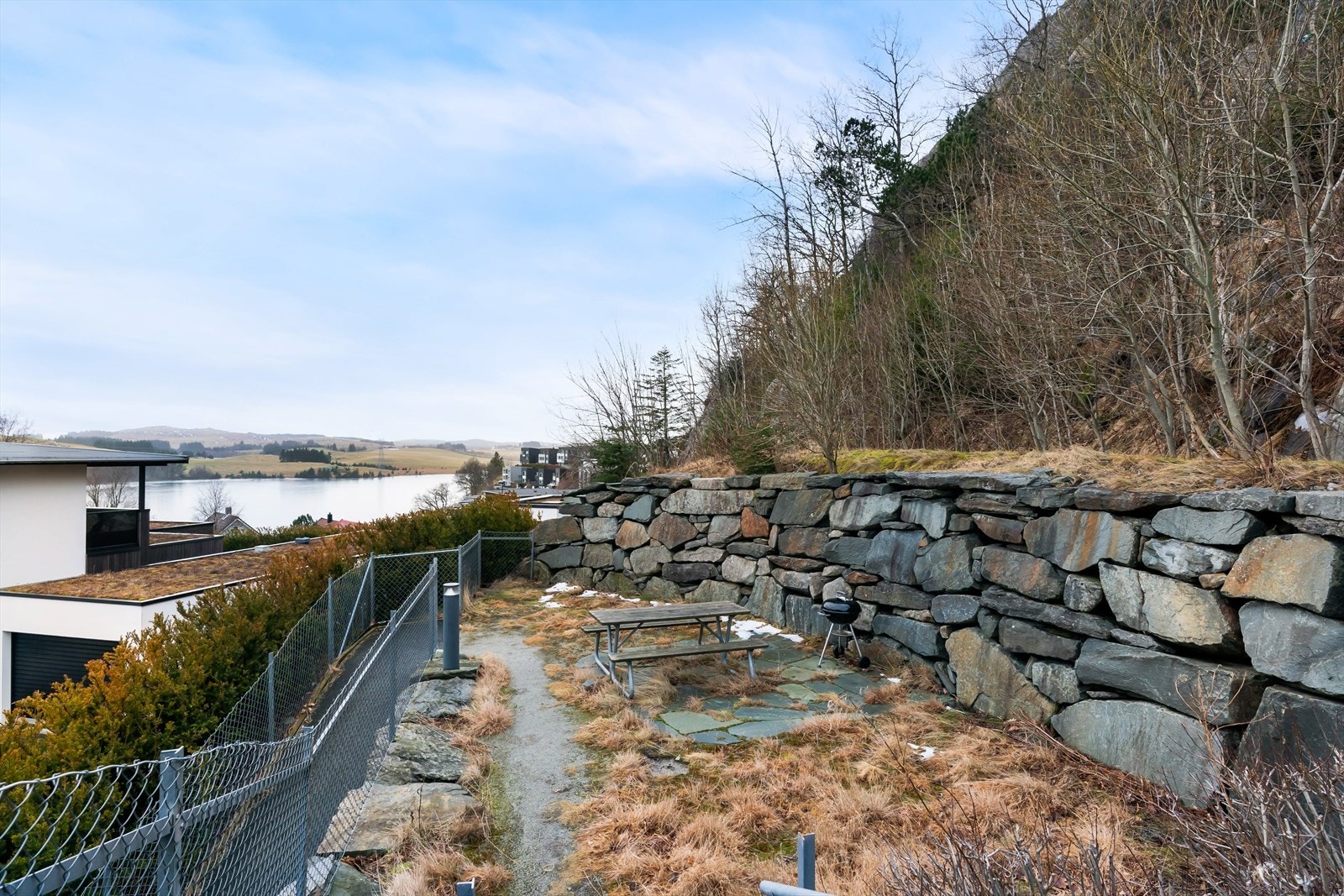 Sentral beliggenhet på Ålgård, med kort vei til sentrum, Alti kjøpesenter, Norwegian Outlet og kollektivtransport. Nærområdet byr også på flotte turmuligheter ved Brunnvigå og Edlandsvatnet. Galleribilde