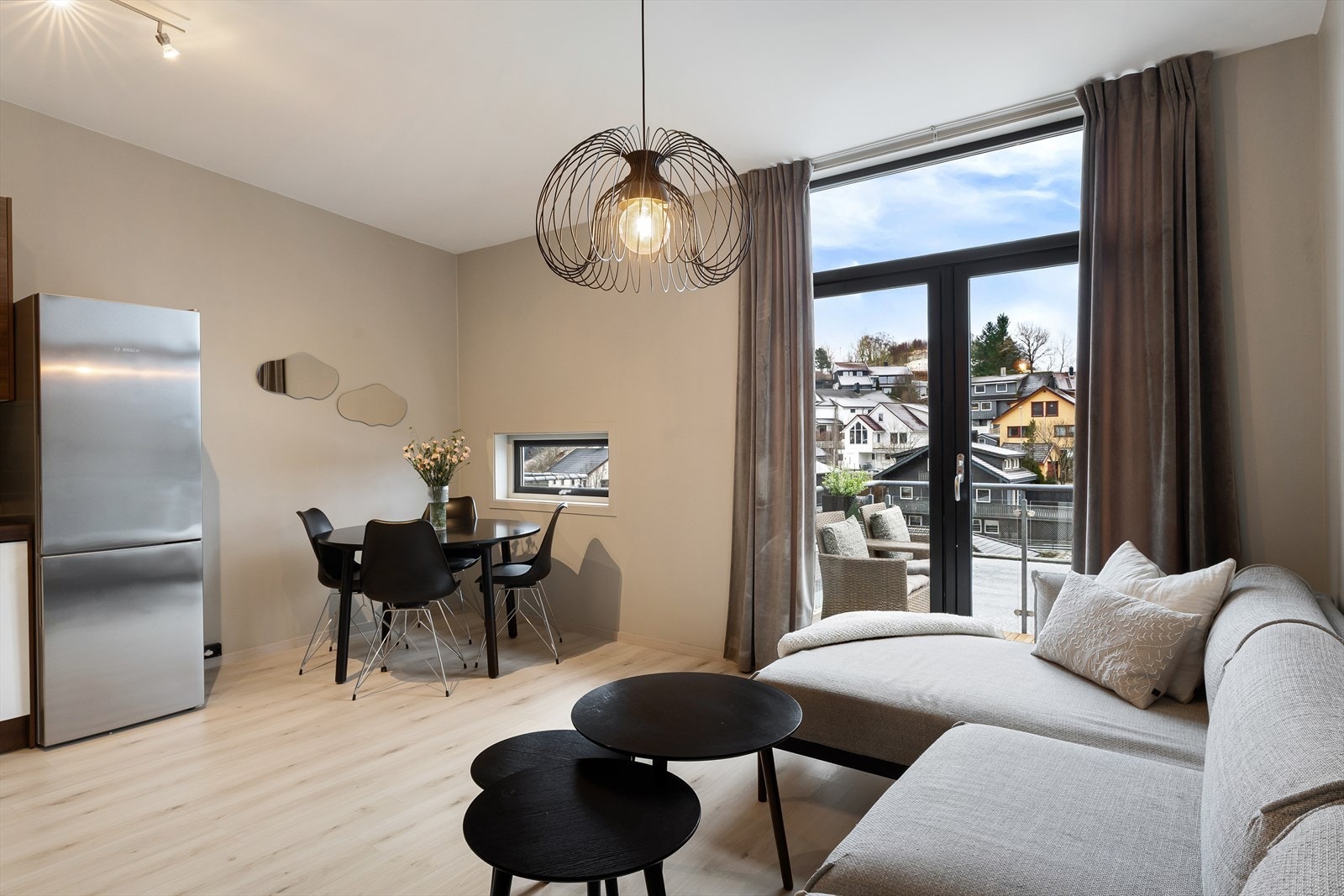 Fra stue og kjøkken er det direkte utgang til en balkong med glassrekkverk. Galleribilde