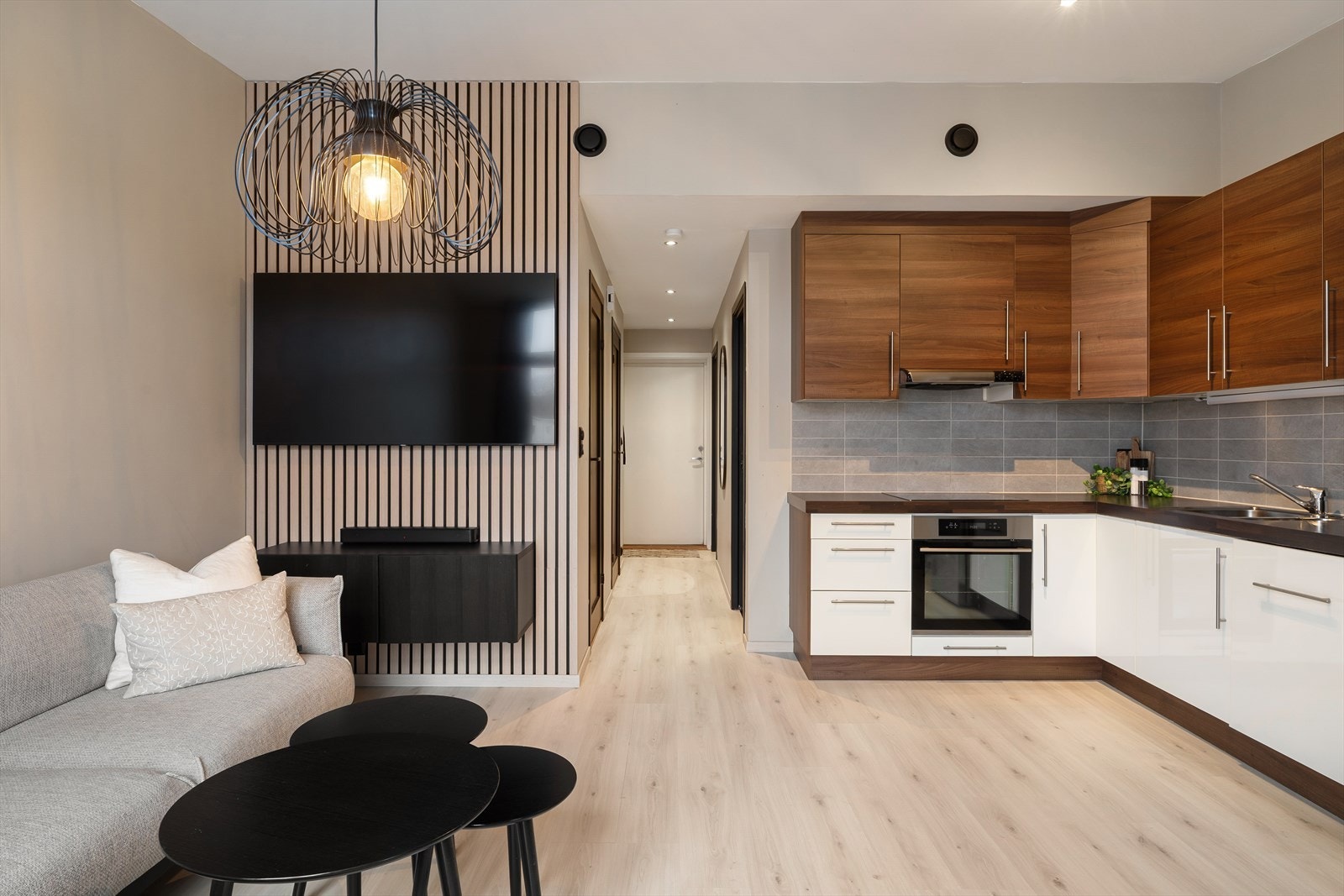 Stue og kjøkken ligger i en åpen og sosial løsning. Galleribilde