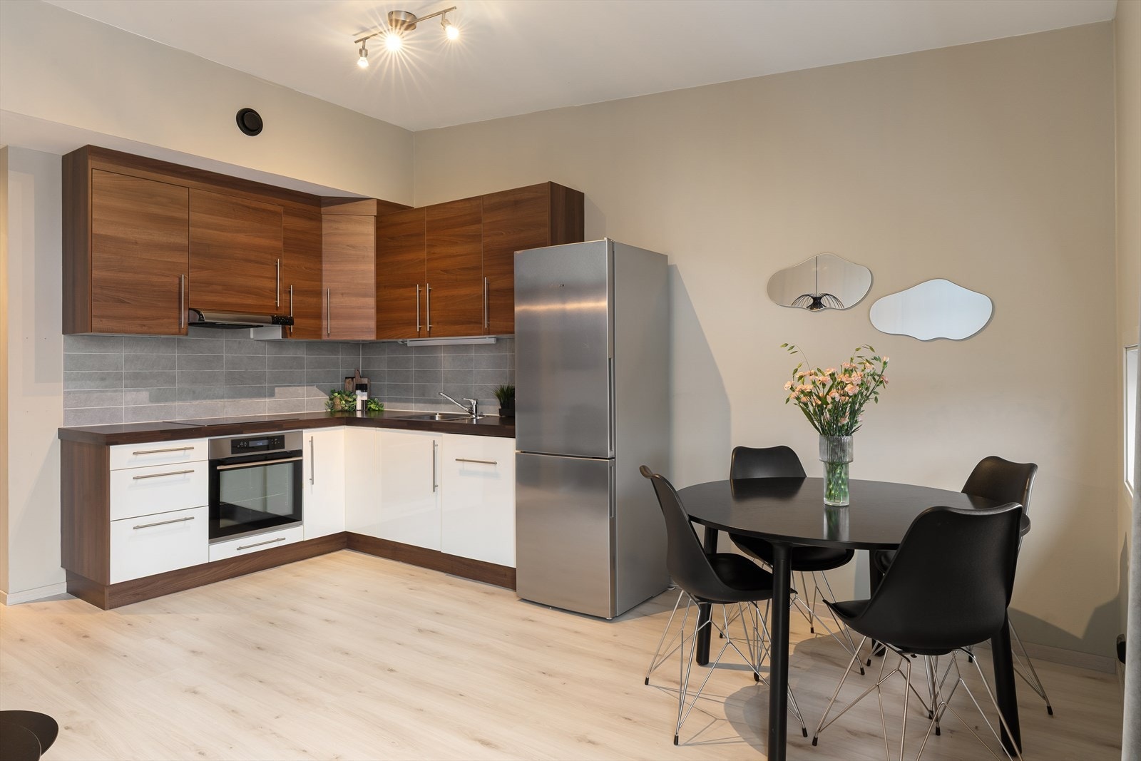 Det er også god plass til et spisebord ved kjøkkenet. Galleribilde