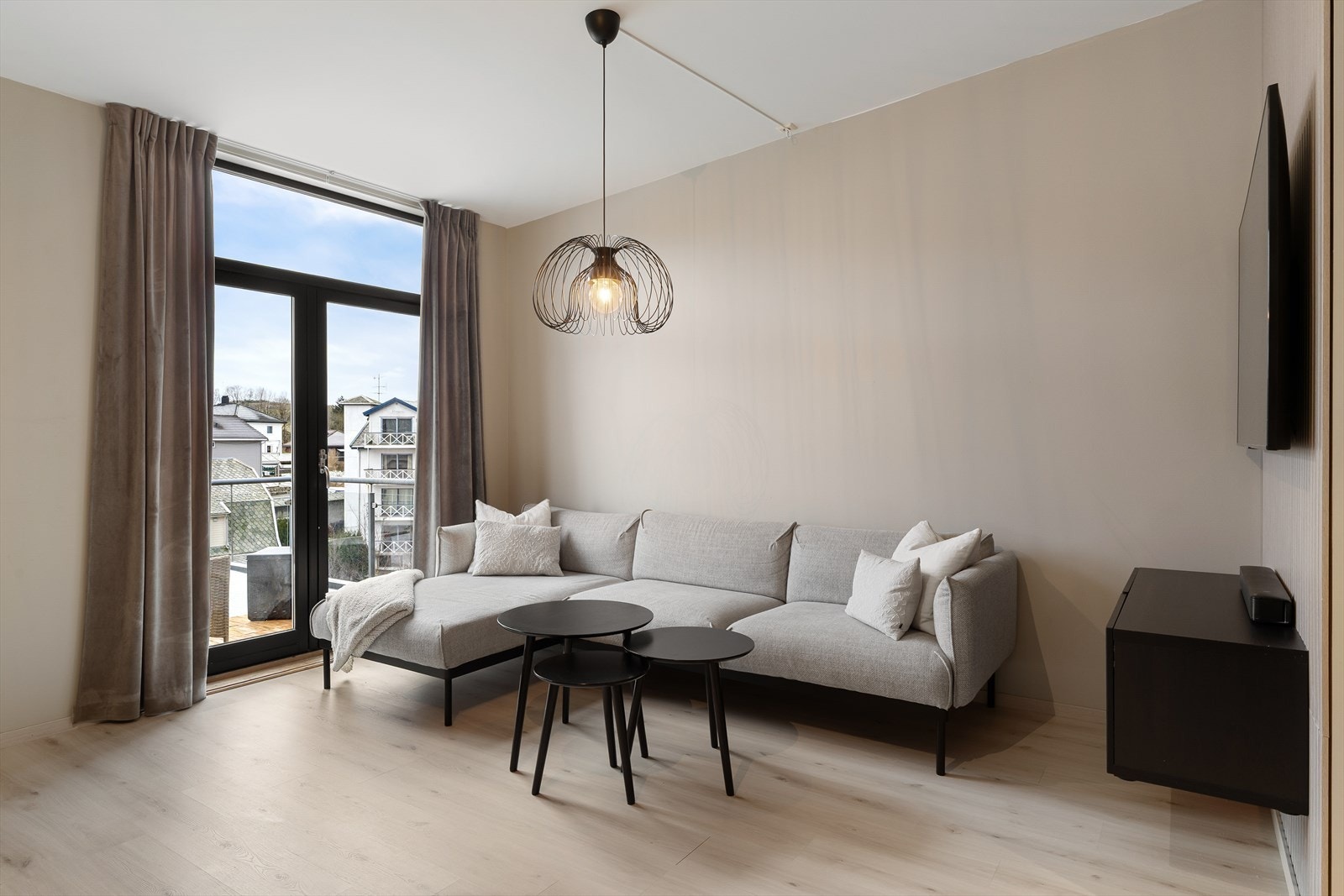 Store vindusflater sørger for rikelig naturlig lys og gir en lys og luftig atmosfære. Galleribilde