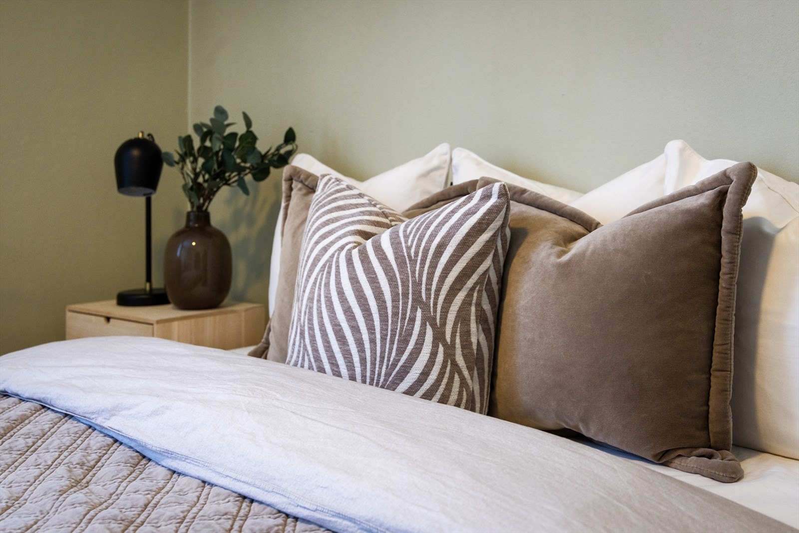 Lunt og koselig hovedsoverom Galleribilde