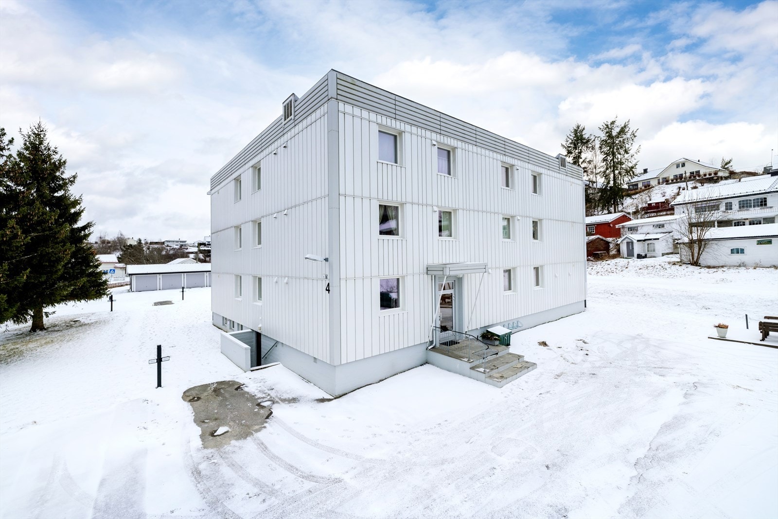 Det er asfaltert parkering, el-bil ladere rett utenfor blokken Galleribilde