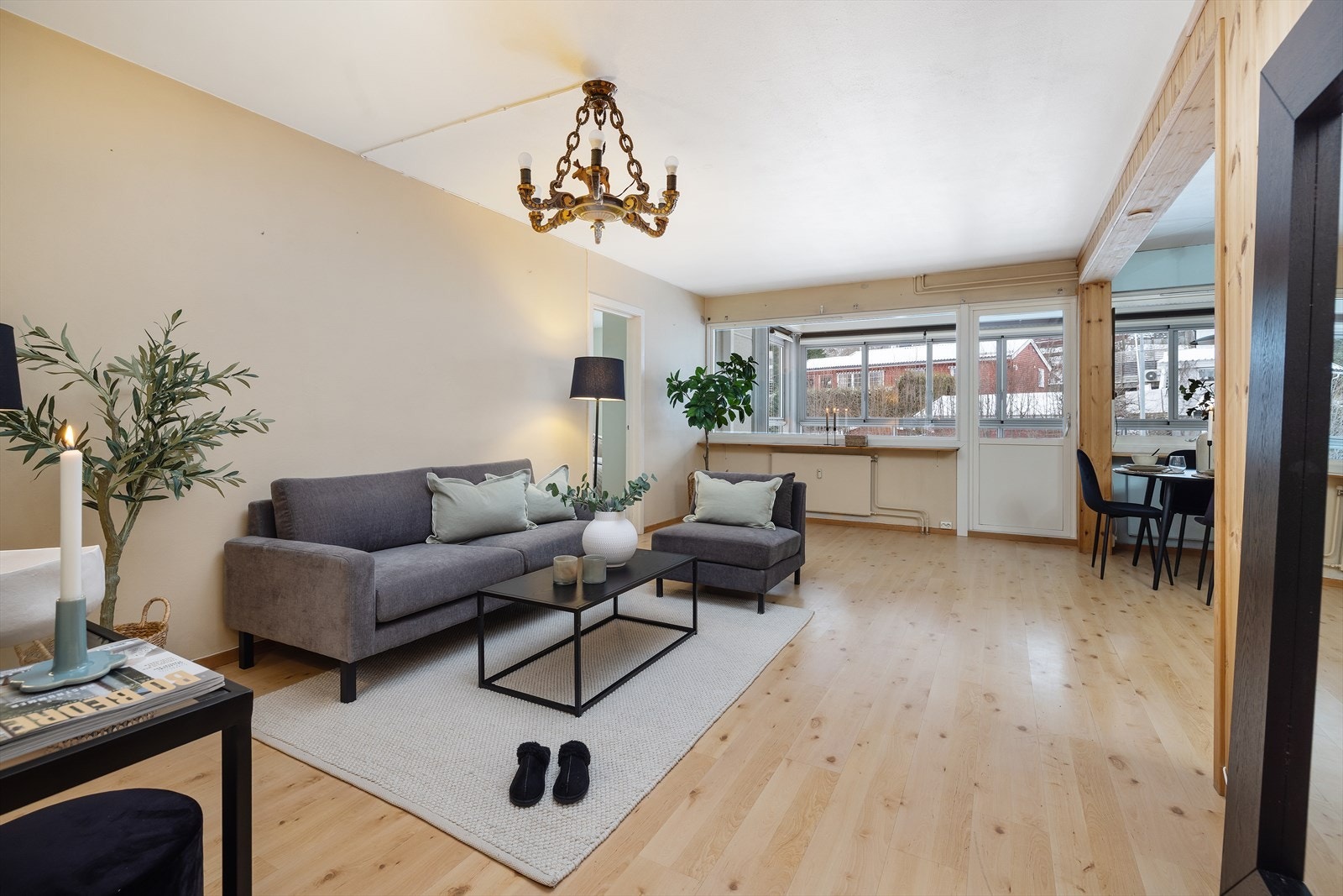 Romslig og åpen stue og kjøkkenløsning Galleribilde