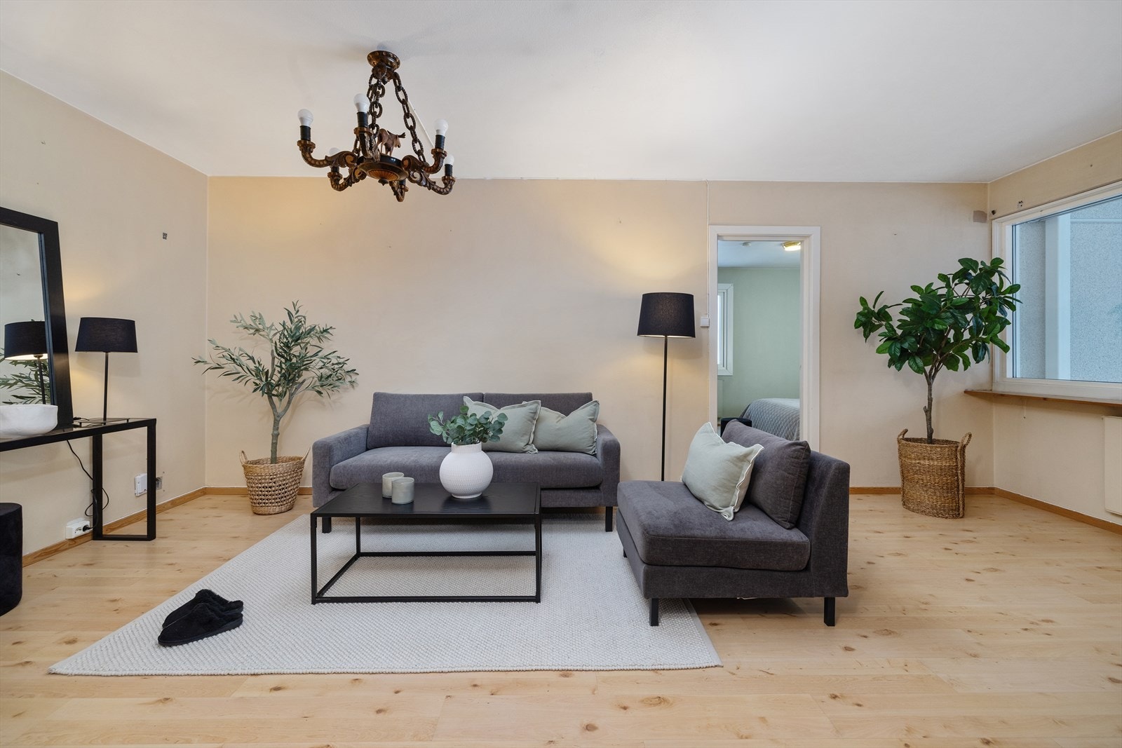 I stuen er det plass til både salong og spisebord Galleribilde