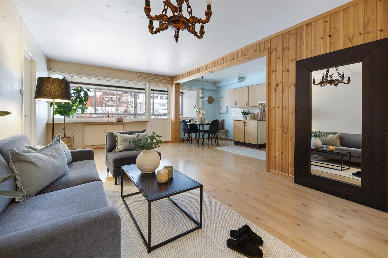 Store vinduer gir godt naturlig lys Galleribilde