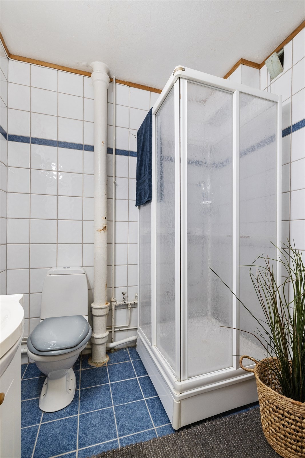 Det er dusjkabinett på badet Galleribilde