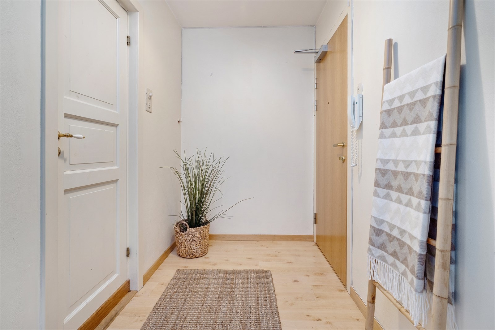 Entreen har dørcallinganlegg og garderobeplass Galleribilde