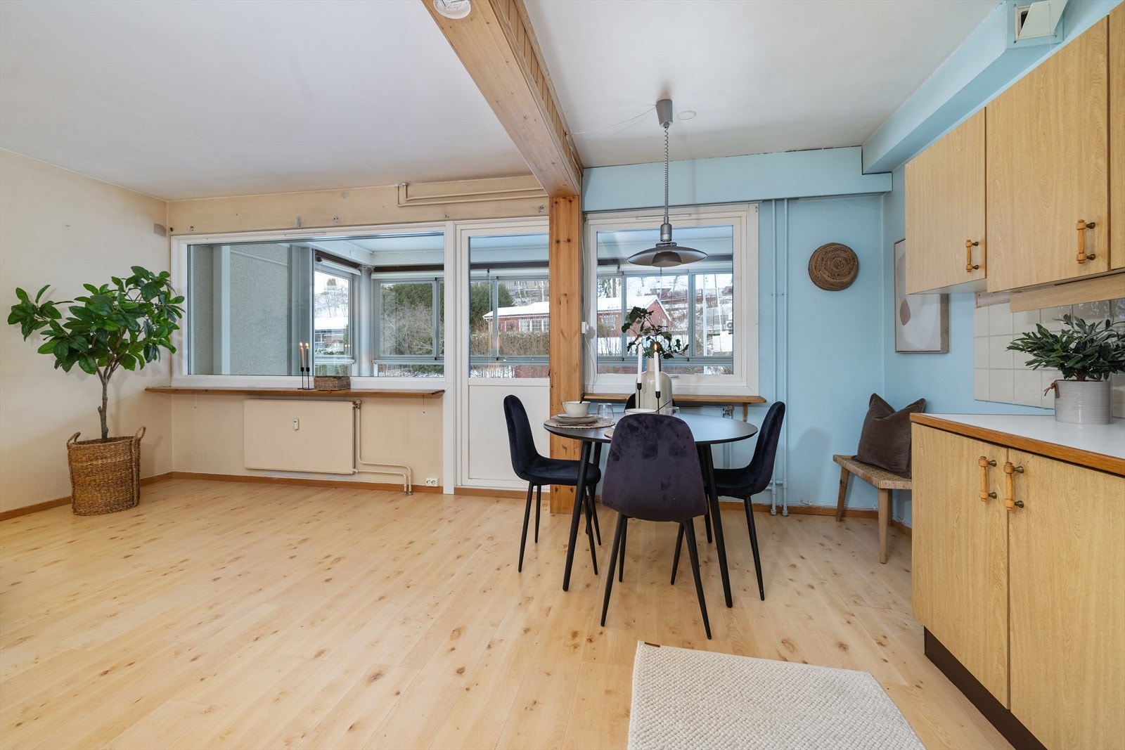 Gode muligheter til stort spisebord ved de store vinduene Galleribilde