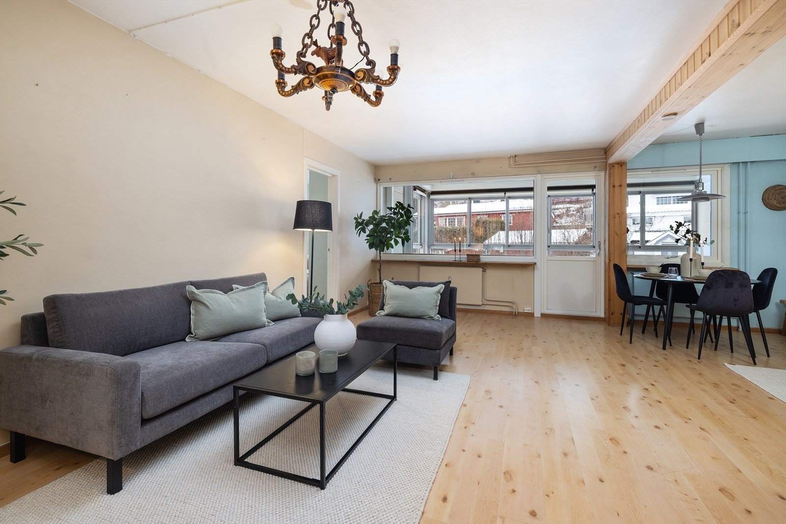 Leiligheten har lyse gulv og overflater Galleribilde