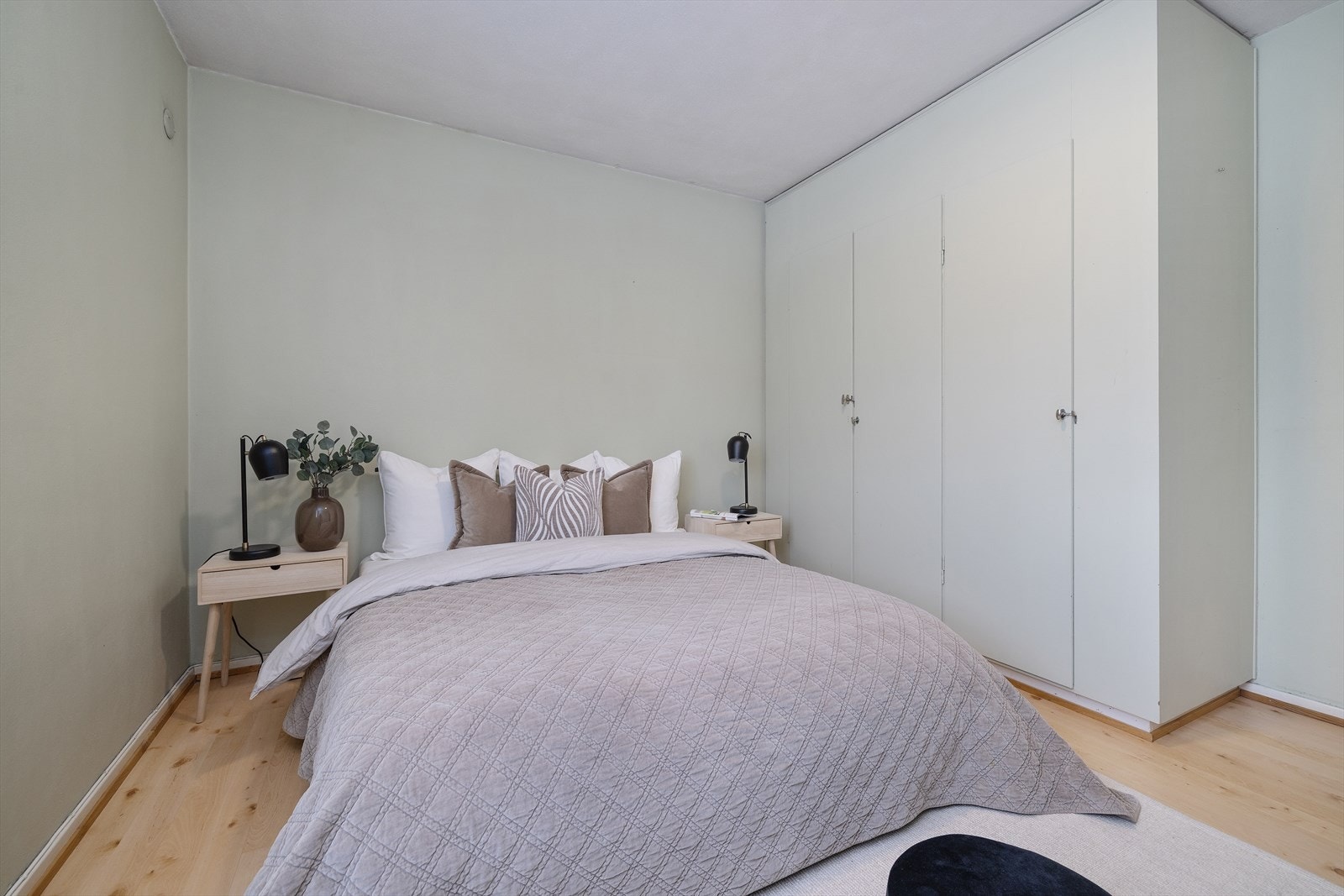 Her er plassbygde garderobeskap Galleribilde